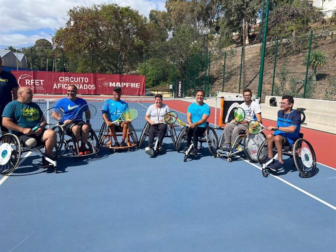 Imagen de una escuela de tenis adaptado de la Federación Canaria