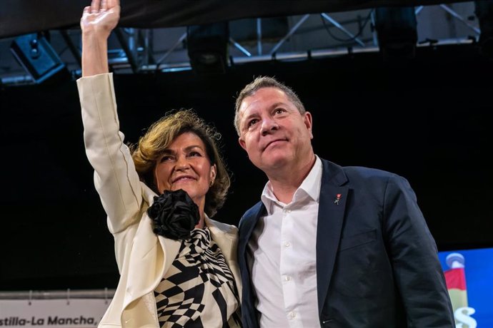 La ex vicepresidenta del Gobierno de España, Carmen Calvo, y Emiliano García-Page en un acto de campaña en La Puebla de Montalbán.