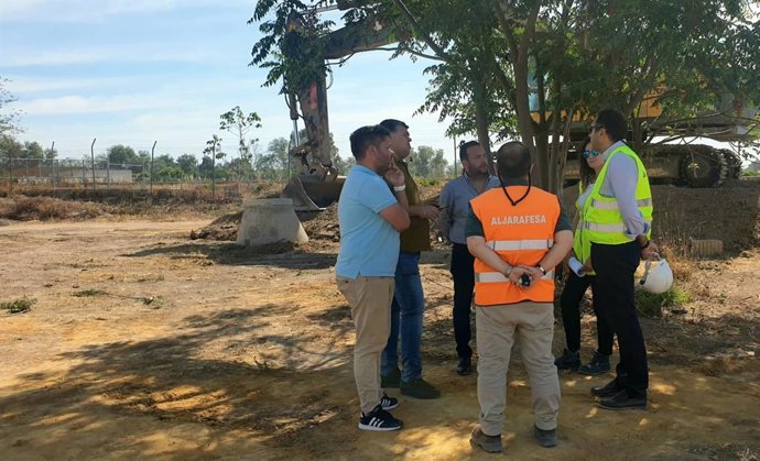 El alcalde de La Algaba, en Sevilla, Diego Manuel Agüera Piñero, en la zona donde han empezado las obras de Aljarafesa para evitar las inundaciones que padece la barriada El Aral.