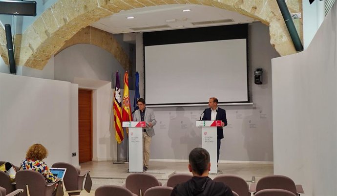 El portavoz del Govern y conseller de Modelo Económico, Turismo y Trabajo, Iago Negueruela, y el conseller de Medio Ambiente y Territorio, Miquel Mir, en la rueda de prensa posterior al Consell de Govern.