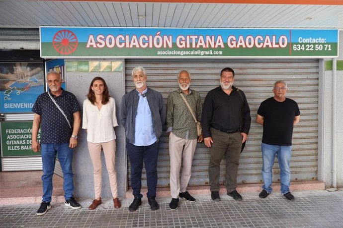 La candidata a la alcaldía de Palma de Unidas Podemos, Lucía Muñoz, y el candidato municipal, Jesús Jurado, con representantes de la asociación Gaocalo.