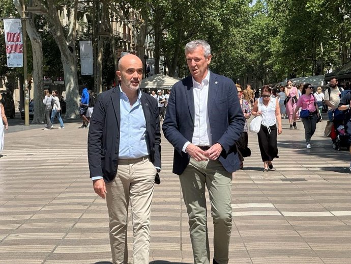 El candidato del PP a la alcaldía de Barcelona, Daniel Sirera, con el presidente de Galicia, Alfonso Rueda