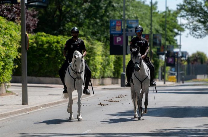 Archivo - Policías a caballo en el dispositivo puesto en marcha para la OTAN, en IFEMA Madrid, a 27 de junio de 2022, en Madrid (España). Unos 10.000 agentes de las Fuerzas y Cuerpos de Seguridad, bajo la coordinación de la Policía Nacional, blindan Mad