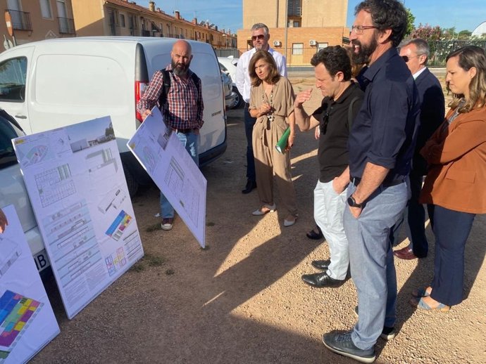 La delegada de Salud de la Junta en Córdoba, María Jesús Botella (centro), en el solar que acogerá el futuro Centro de Salud de Alcolea.