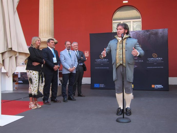 Un actor representa a Goya, tras las intervenciones de las autoridades, en la XIX Muestra de Garnachas, que acoge el Museo de Zaragoza hasta el miércoles, 10 de mayo.