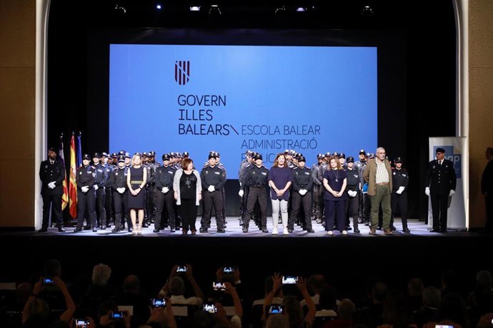 Medio centenar de nuevos policías locales reciben sus diplomas tras superar el curso básico de capacitación.