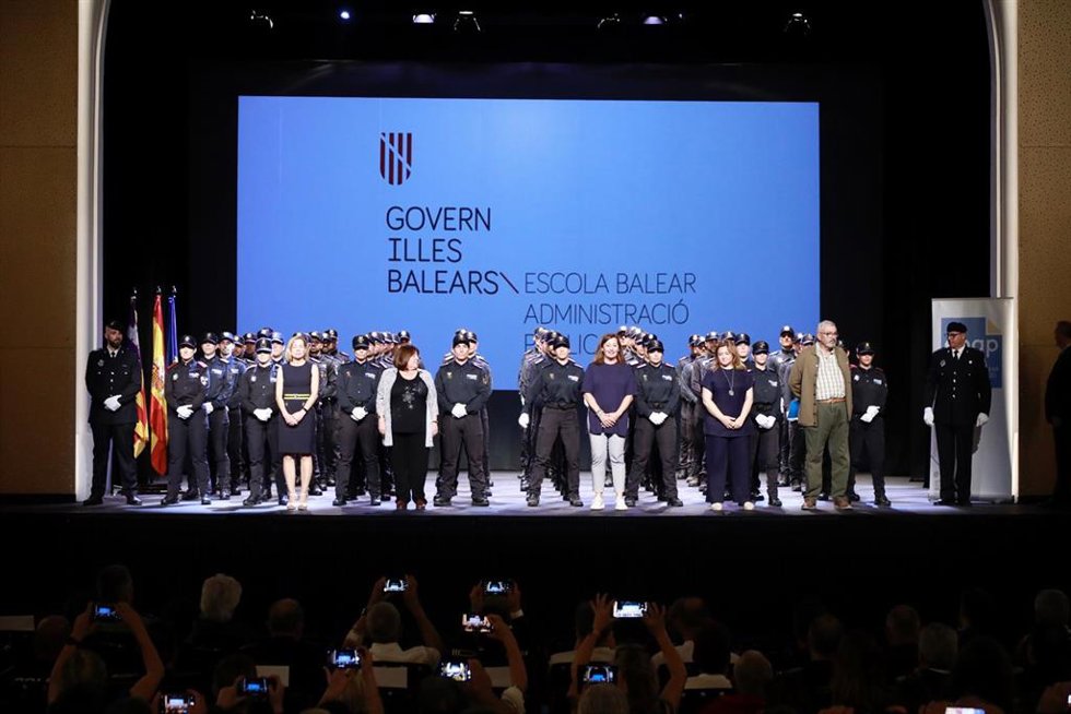 Medio centenar de nuevos policías locales reciben sus diplomas tras superar el curso básico de capacitación.