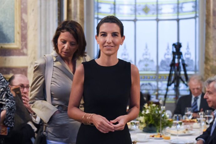 La candidata de VOX a la Presidencia de la Comunidad de Madrid, Rocío Monasterio, a su llegada a un desayuno informativo de Fórum Europa, en el Casino Gran Círculo, a 25 de abril de 2023, en Madrid (España).