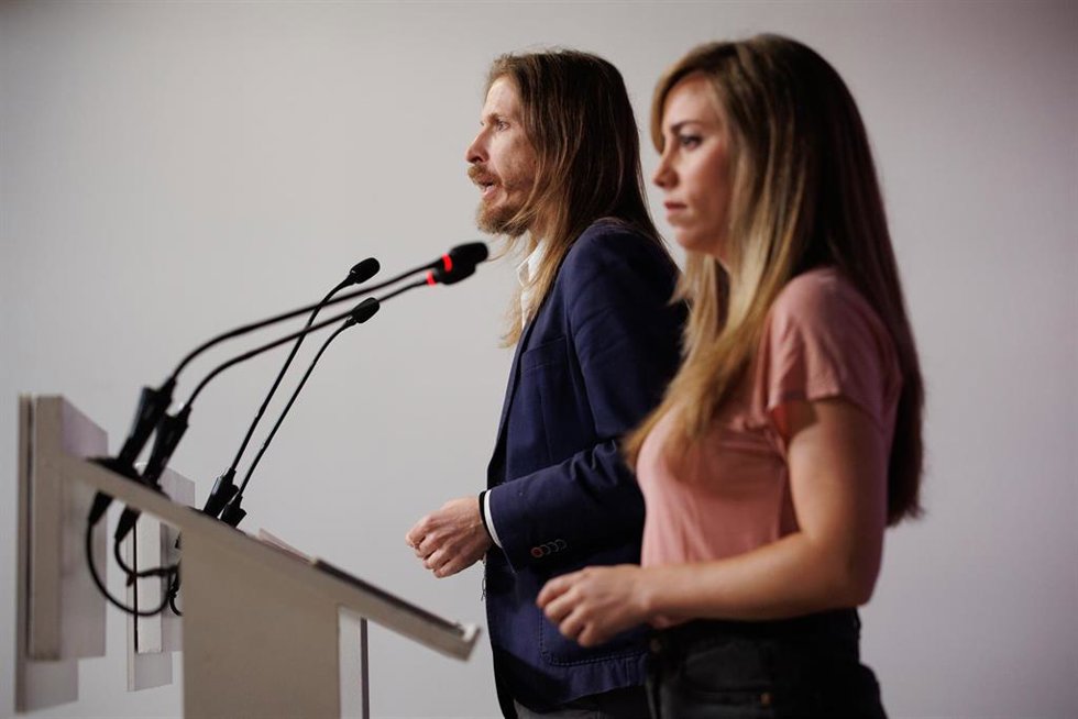 El portavoz de Podemos, Pablo Fernández, y la secretaria de Acción Institucional de Podemos, María Teresa Pérez, ofrecen una rueda de prensa, en la sede de Podemos, a 8 de mayo de 2023, en Madrid (España).