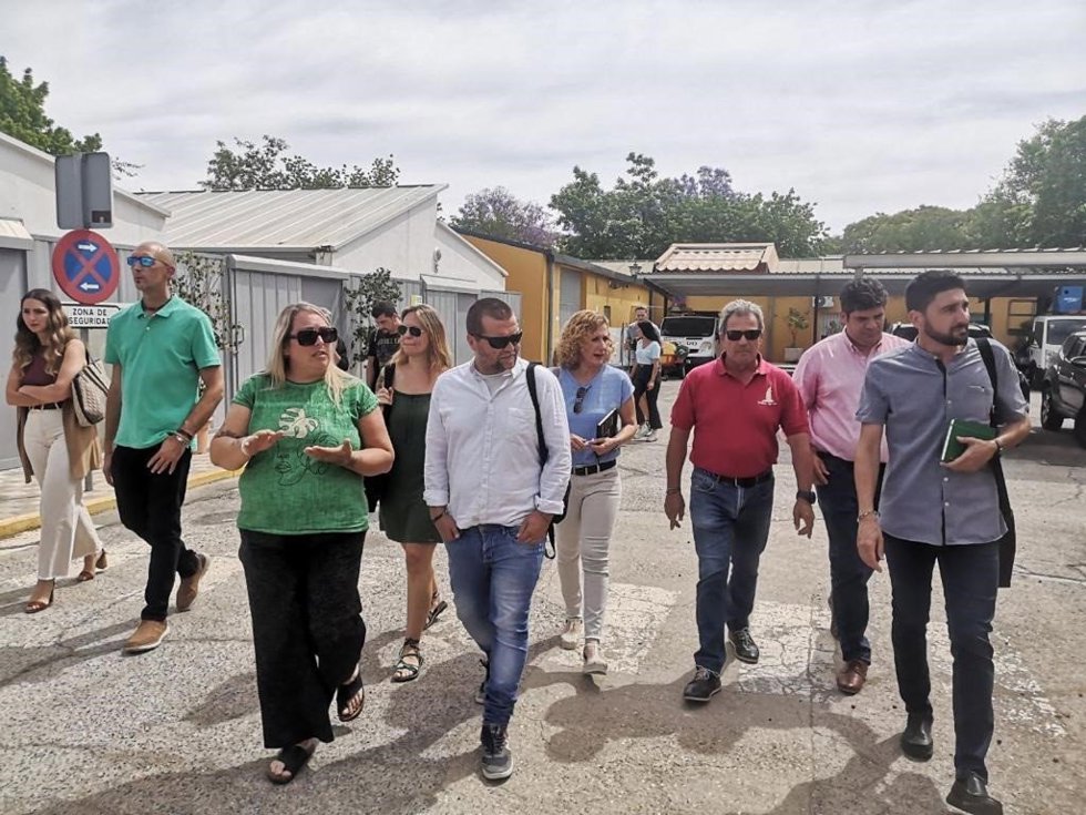 Los candidatos de Podemos e IU Susana Hornillo e Ismael Sánchez en la visita al Centro Zoosanitario Municipal acompañados por el director general de Derechos de los Animales del Gobierno de España, Sergio García Torres.