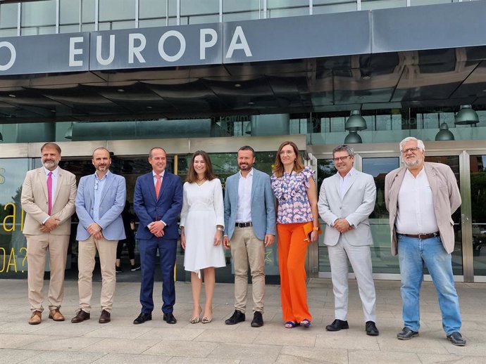 El consejero de Desarrollo Sostenible, José Luis Escudero, y el alcalde de Guadalajara, Alberto Rojo, en los actos de conmemoración del 25 aniversario de la Fundación Orange.