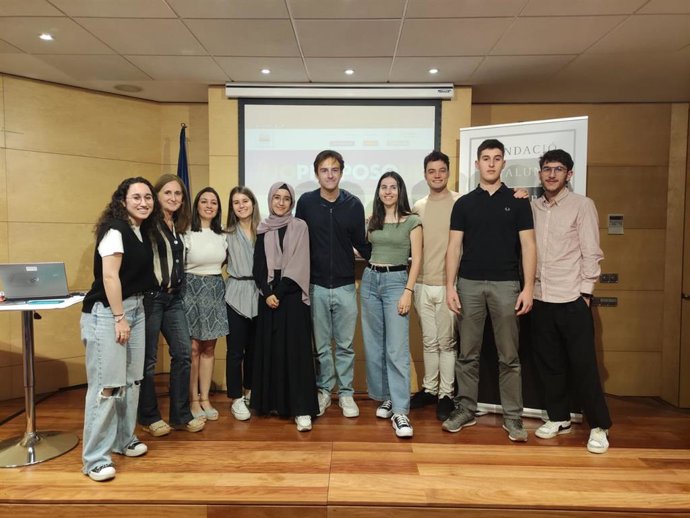 Miembros del grupo promotor de la campaña #JoProposoUE impulsada por la Fundació Catalunya Europa junto a entidades juveniles