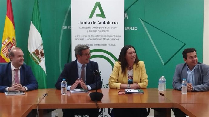El consejero de Industria, Energía y Minas, Jorge Paradela, y la consejera de Inclusión Social, Juventud, Familias e Igualdad, Loles López, durane el encuentro con empresas del serctor minero de Huelva.