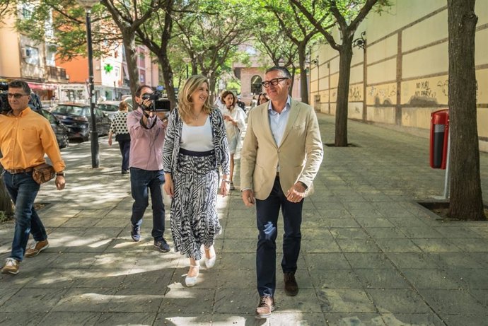 El portavoz del Grupo Parlamentario Vox en el Parlamento de Andalucía, Manuel Gavira, y la candidata a la Alcaldía de Granada, Beatriz Sánchez Agustino.