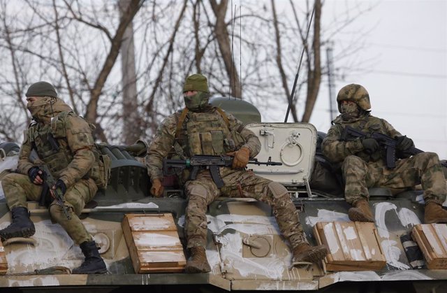 Archivo - Varios militares viajan en un vehículo blindado por una carretera cerca de la frontera entre Rusia y Ucrania en la región de Belgorod, Rusia.