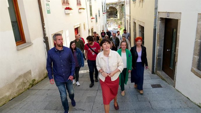El candidato del BNG a la Alcaldía de Lugo, Rubén Arroxo, y la portavoz nacional del BNG, Ana Pontón, en el barrio de A Tinería, en Lugo