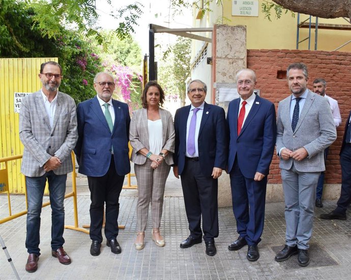 La consejera de Salud y Consumo junto a otras autoridades en el lugar de las obras.