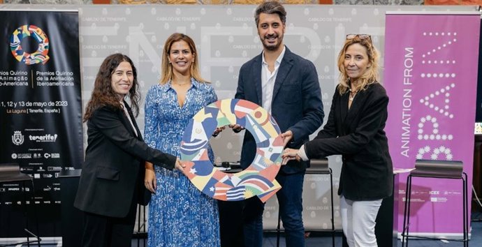 Bea Bartolomé, directora de los Premios Quirino, Laura Castro, directora insular de Turismo, Luis Yeray Gutiérrez, alcalde de La Laguna y Pilar Merino, directora territorial del ICEX, en la presentación de los premios