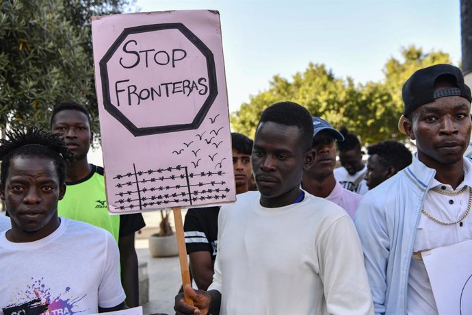 Archivo - Varias personas durante una manifestación en Ceuta por los sucesos ocurridos a decenas de migrantes en Melilla el pasado 24 de junio, a 1 de julio de 2022, en Ceuta (España). 2.000 migrantes trataron de saltar la valla el 24 de junio y como co