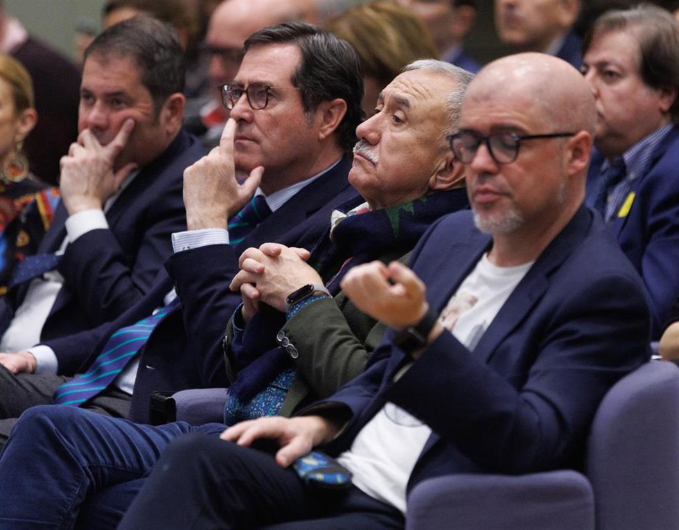 Archivo - (I-D) El presidente de CEPYME, Gerardo Cuerva, el presidente de la CEOE, Antonio Garamendi, el secretario general de UGT, Pepe Álvarez, y el secretario general de CCOO, Unai Sordo, en una imagen de archivo