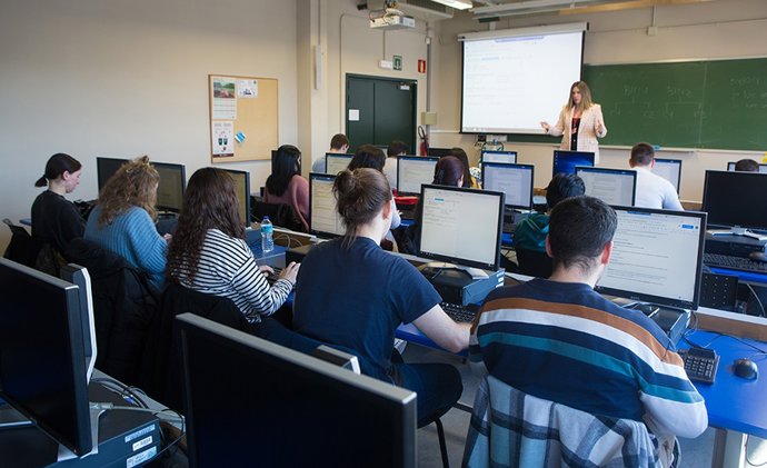 Archivo - Estudiantes de la UPNA durante una clase.