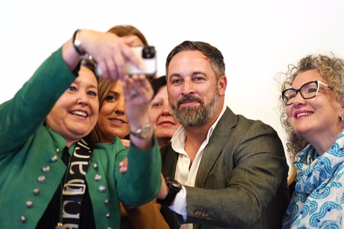 El presidente de Vox, Santiago Abascal, se hace una foto con simpatizantes tras la presentación del documental de la fundación Disenso sobre el futuro de Europa, en el Parador de Santiago