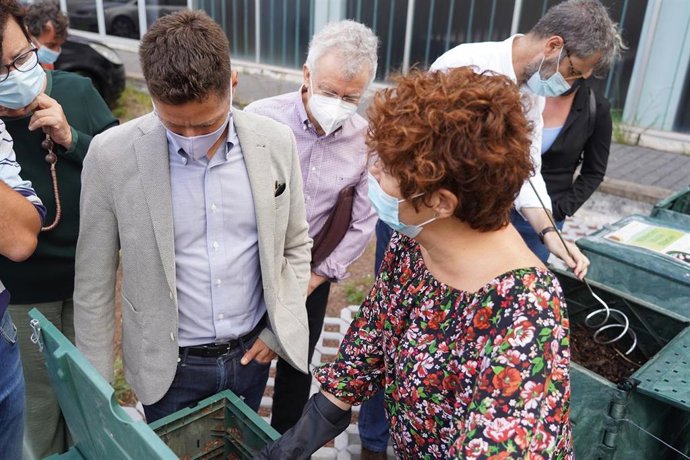Archivo - EL consejero de Desarrollo Sostenible y Lucha contra el Cambio Climático, Javier Rodríguez Medina, supervisa un punto de compostaje comunitario