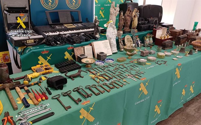 Dos detenidos y esclarecido un centenar de robos en iglesias de Cantabria, Asturias y Palencia.