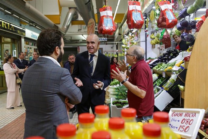 Archivo - El alcalde de Sevilla, Antonio Muñoz, en un mercado de abastos.