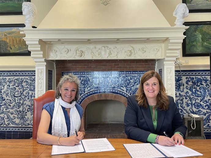 La alcaldesa (D) y  la directora del Festival (I).