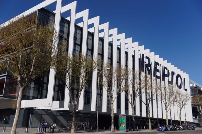 Archivo - Fachada de la sede de Repsol, a 27 de marzo de 2023, en Madrid (España). La Comisión Europea (CE) ha anunciado que Repsol recibirá una ayuda de más de 14 millones de euros para instalar ocho hidrogeneras en distintos puntos de España para impu