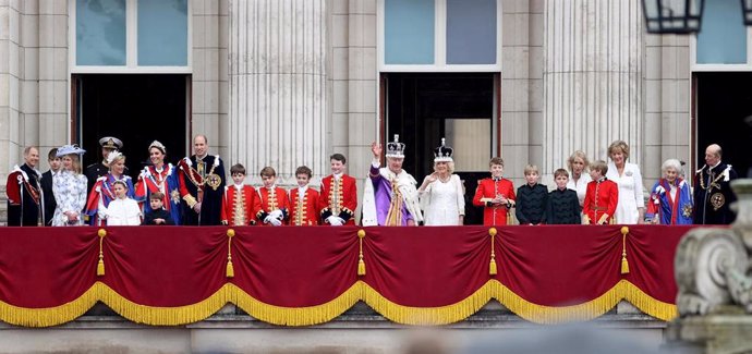La familia real británica desde el balcón del palacio de Buckingham