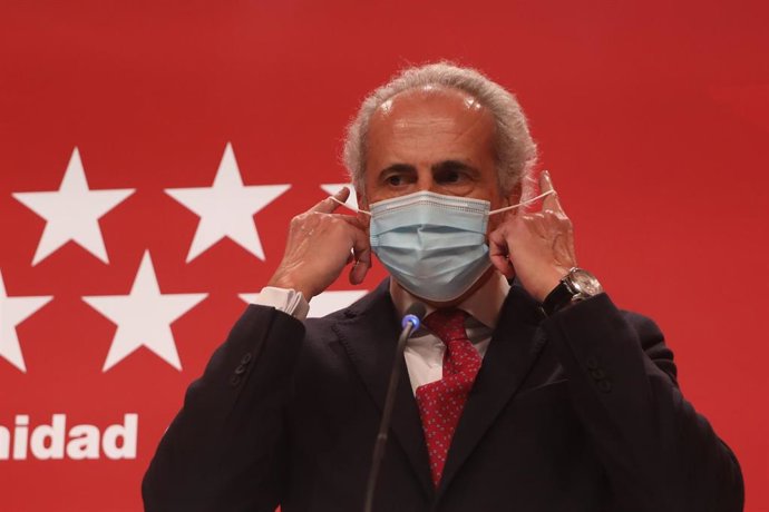 Archivo - El consejero de Sanidad de la Comunidad de Madrid, Enrique Ruiz Escudero, se coloca la mascarilla 