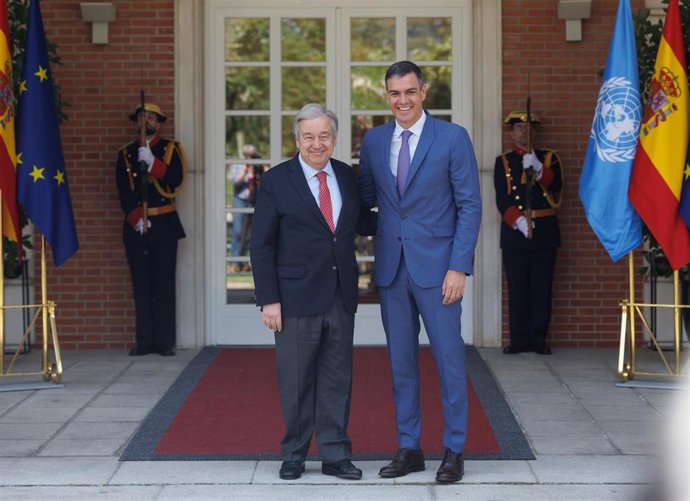 El presidente del Gobierno, Pedro Sánchez (d), recibe al secretario general de Naciones Unidas, António Guterres (i), en el Palacio de la Moncloa, a 8 de mayo de 2023