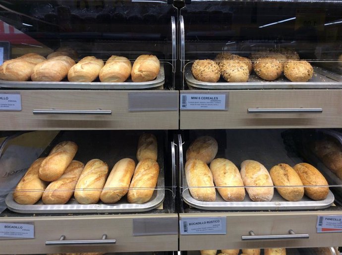 Archivo - Precios, IPC, inflación, consumo, pan, panes, panadería, compra, compras, comprar