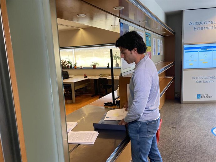 Iván Arazo entrega las firmas en la Consellería de Sanidade.