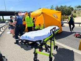 Herido grave un motociclista al caerse en la M-30