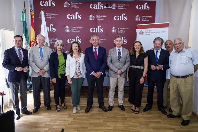 El candidato del PP a la Alcaldía de Sevilla, José Luis Sanz, en el centro de la imagen tras la reunión con el Colegio de Administradores de Fincas.