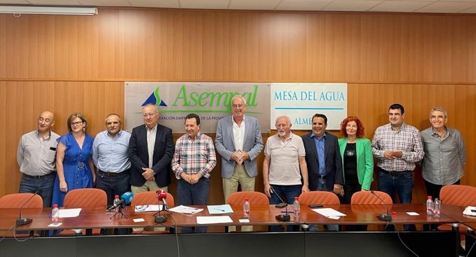 Representantes de la Mesa del Agua de Almería