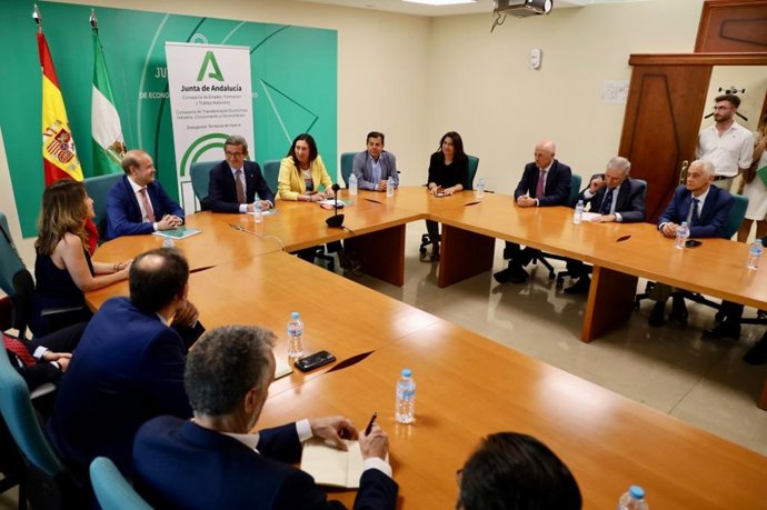 La consejera de Inclusión Social, Juventud, Familias e Igualdad, Loles López, y el consejero de Industria, Energía y Minas, Jorge Paradela, durante el encuentro de trabajo con empresas mineras de Huelva.