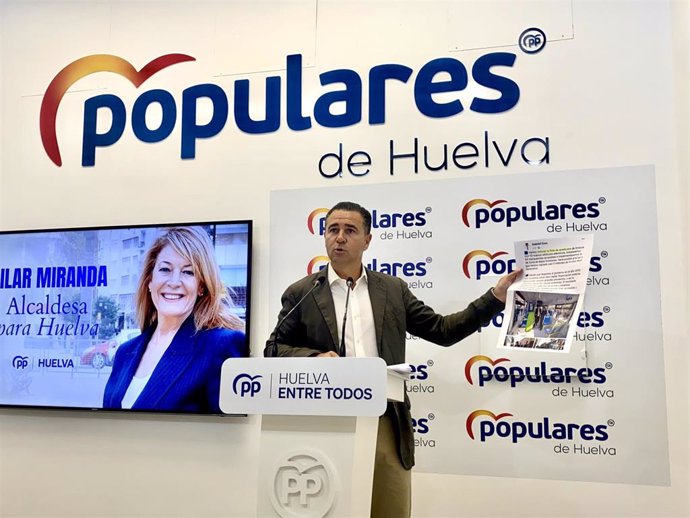 El número 2 de la candidatura de Pilar Miranda a la Alcaldía de Huelva, Felipe Arias, en rueda de prensa.