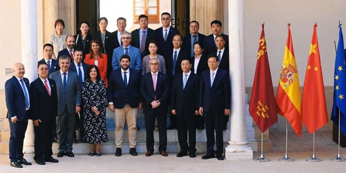 El presidente de la Comunidad, Fernando López Miras, junto a representantes de la UCAM y de una delegación de la Universidad de Deportes de Shandong (China)