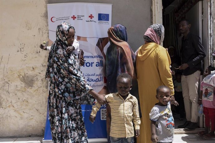 Desplazados por la violencia en Sudán buscan ayuda en un centro de Cruz Roja en Egipto