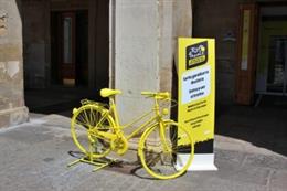 La bicicleta amarilla que anuncia el trofeo del Tour de Francia en la Oficina de Turismo de Gasteiz
