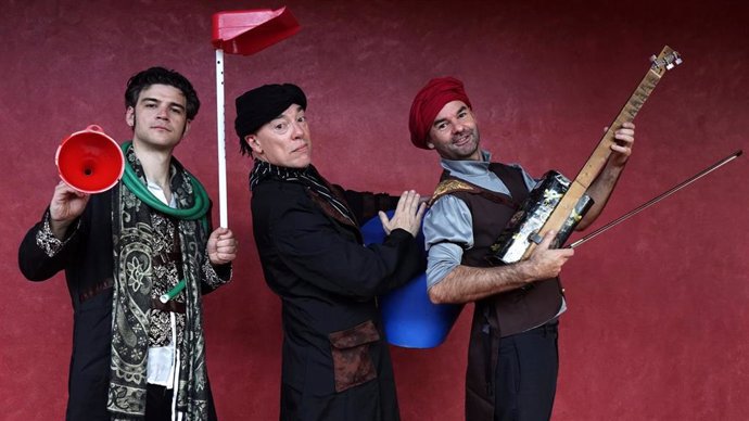 Archivo - Los músicos Dórovick, Midovick y Sóldovick, interpretados por Miguel Guinea, Joaquín Sánchez y Saulo Valerón, interpretan 'Kacharristán' en el Maestranza.