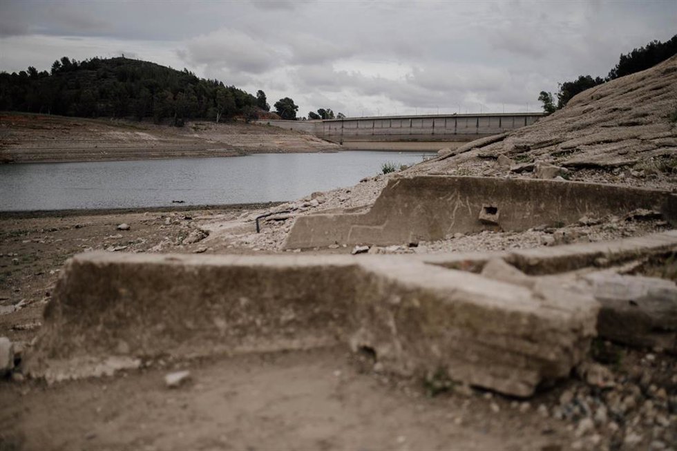 Vista del pantano de Riudecanyes, a 4 de mayo de 2023, en Tarragona, Catalunya (España). La comunidad de regantes del pantano de Riudecanyes, en Tarragona, temen que con el contexto actual de extrema sequía no podrán utilizar el agua del embalse para re