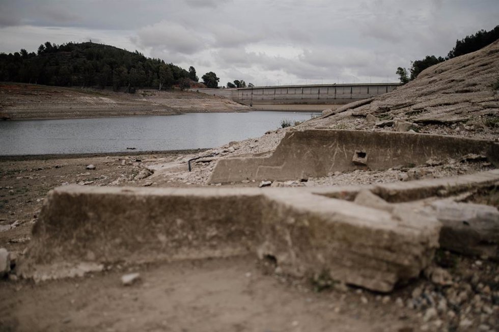 Vista del pantano de Riudecanyes, a 4 de mayo de 2023, en Tarragona, Catalunya (España). La comunidad de regantes del pantano de Riudecanyes, en Tarragona, temen que con el contexto actual de extrema sequía no podrán utilizar el agua del embalse para re