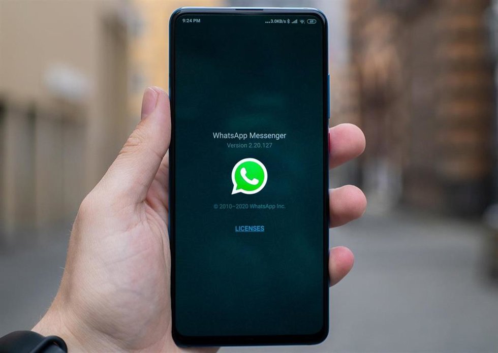 Un dispositivo con la interfaz de inicio de WhatsApp