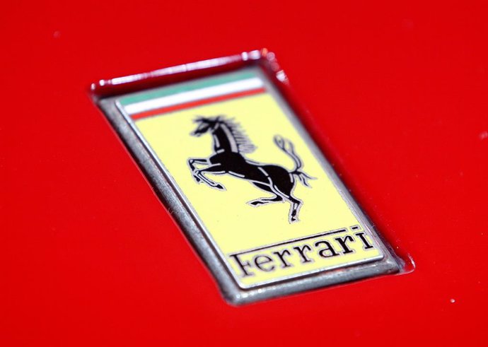 Archivo - FILED - 23 March 2022, North Rhine-Westphalia, Essen: A general view of the Ferrari logo placed on the hood of a vehicle. Italian car manufacturer Ferrari has been the victim of a hacking attack. Photo: Roland Weihrauch/dpa