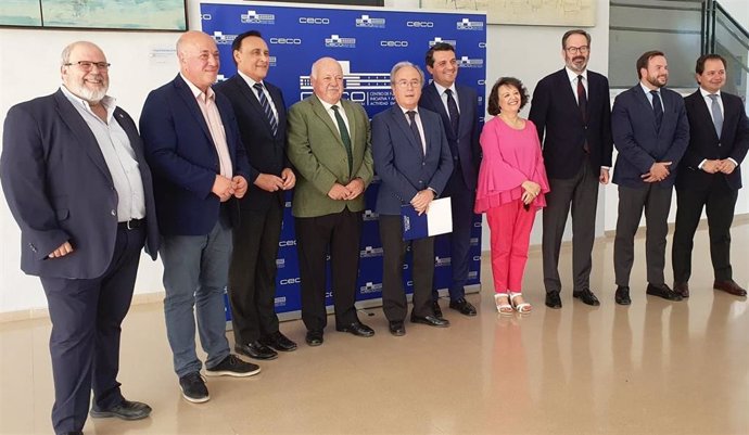 Foto de familia de los representantes empresariales e institucionales que respaldan la 'Alianza por el sector logístico' de Córdoba.